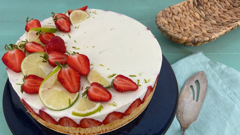 Joghurt-Limetten-Torte mit Erdbeeren
