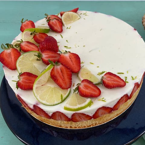 Joghurt-Limetten-Torte mit Erdbeeren