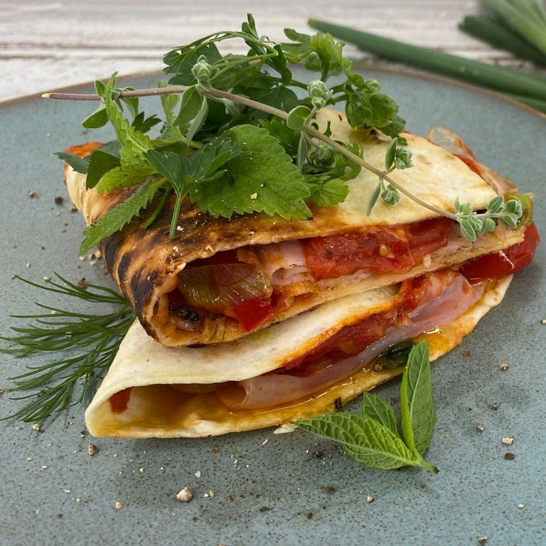 Tortilla-Taschen mit Bergkäse und Tomaten