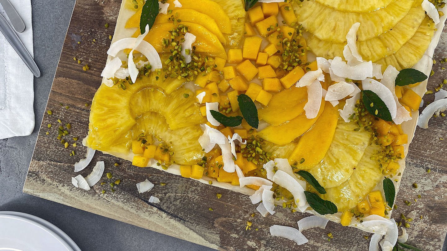 Veganer Blechkuchen mit Ananas und Mango (Foto: SWR)