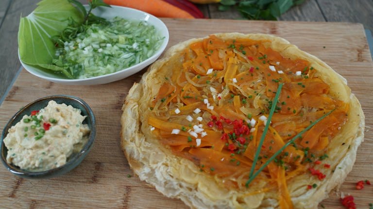 Tarte Tatin mit Karotten, Gurkensalat und Curry-Dip (Foto: SWR)