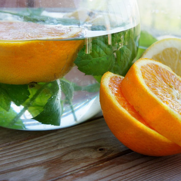 Karaffe mit Wasser Orangen, Zitronen und Minze (Foto: Colourbox)