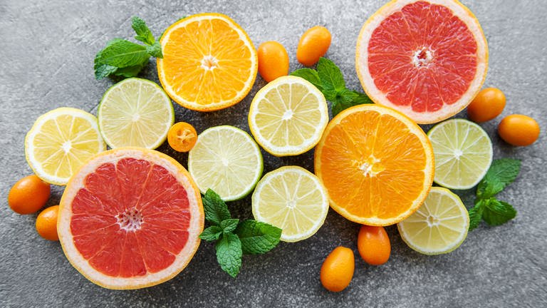 Verschiedene Zitrusfrüchte: Orangen, Grapefruit, Zitrone