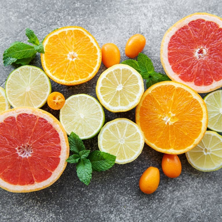 Verschiedene Zitrusfrüchte: Orangen, Grapefruit, Zitrone