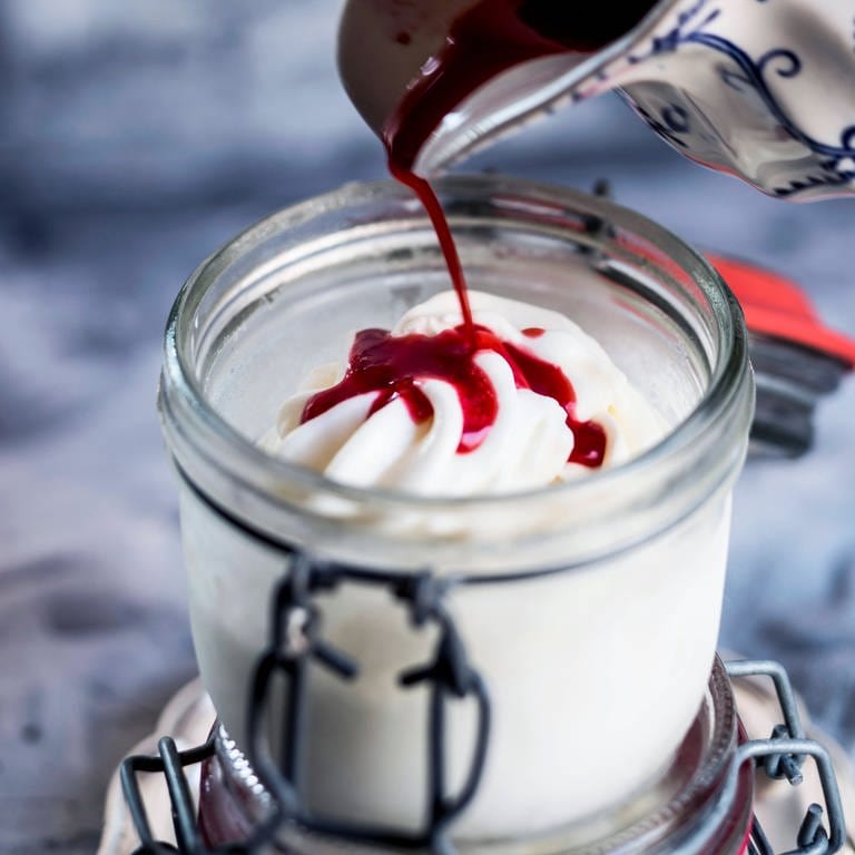 Frozen Yoghurt mit Topping (Foto: IMAGO, IMAGO / Westend61)