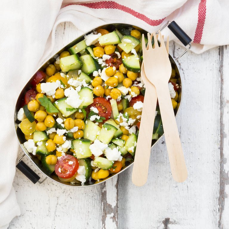Salat mit Kichererbsen, Tomaten und Gurke (Foto: IMAGO, Colourbox, IMAGO / Westend61)