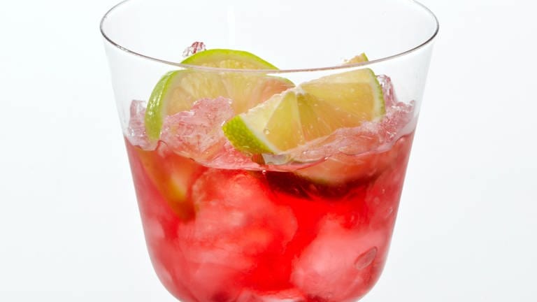 Roter Cocktail mit Wermut und Limette (Foto: Colourbox)