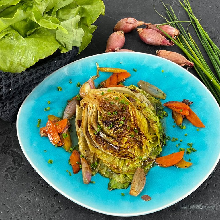 Geschmorter Kopfsalat mit Kotelett
