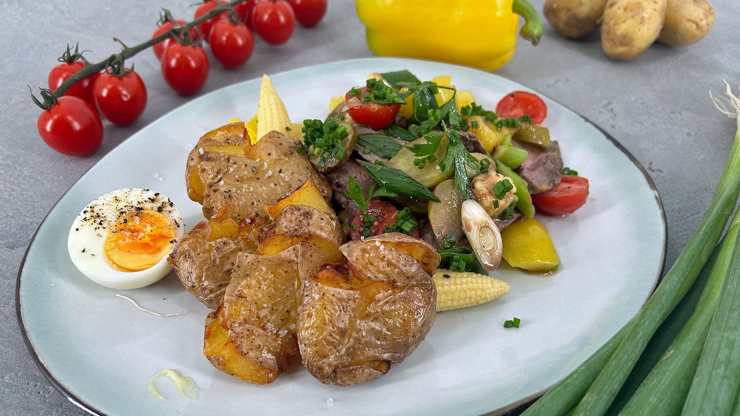 Rindfleischsalat mit frittierten Kartoffeln (Foto: SWR)