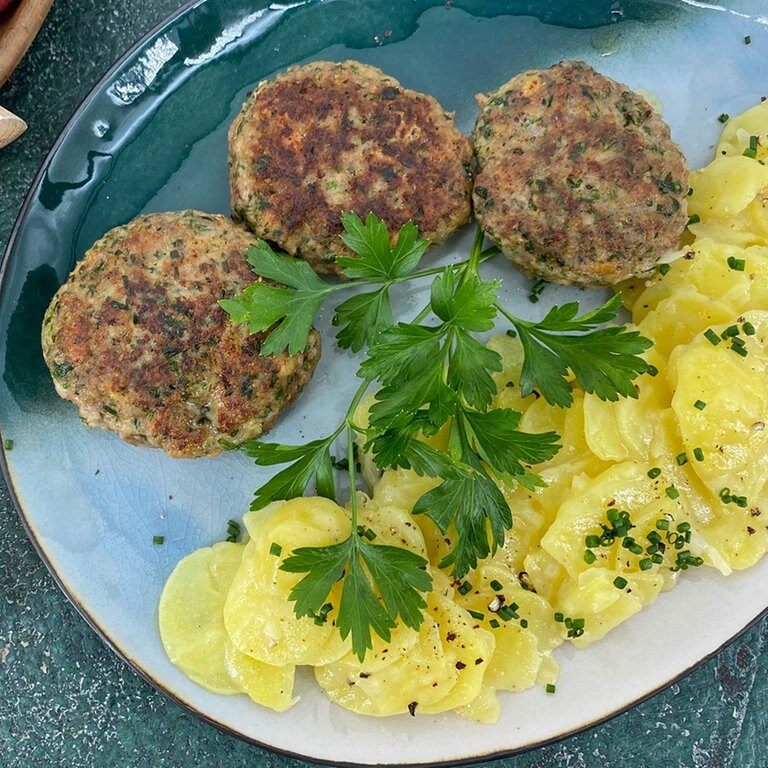 Fleischküchle mit Kartoffelsalat (Foto: SWR)