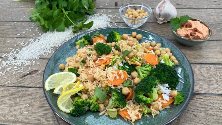 Reispfanne mit Ingwer, Karotten, Kichererbsen und Brokkoli