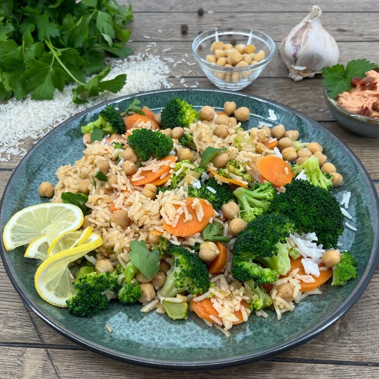 Reispfanne mit Ingwer, Karotten, Kichererbsen und Brokkoli
