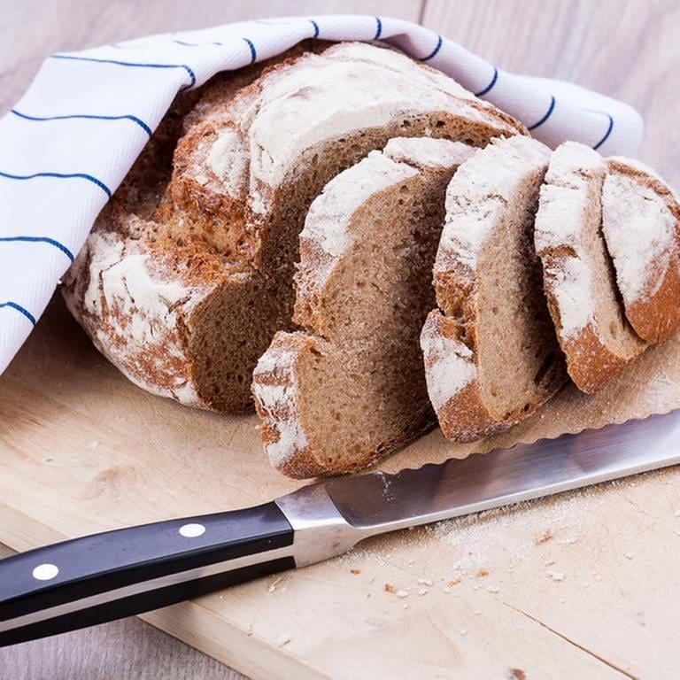 Messer liegt neben einem Brot