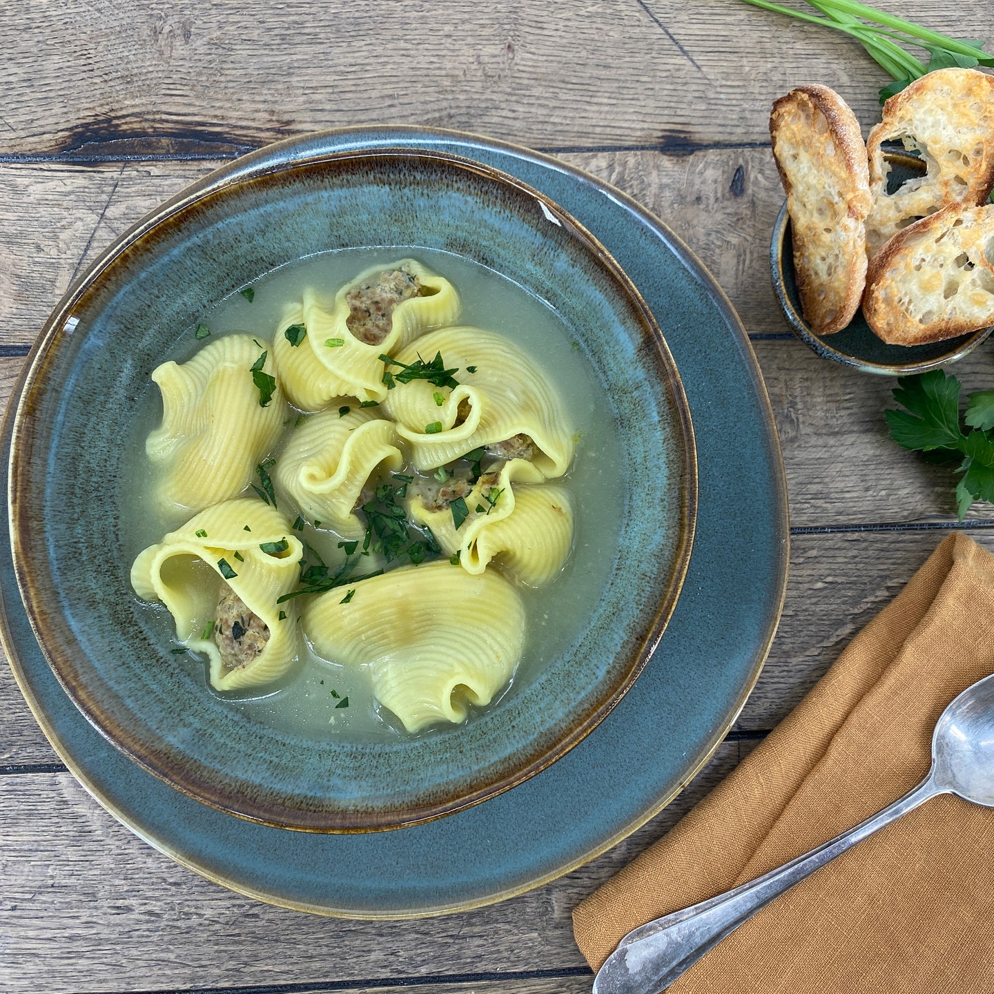 Rezept: Gefüllte Muschelnudeln mit Hackfleisch in Brühe - Rezepte ...
