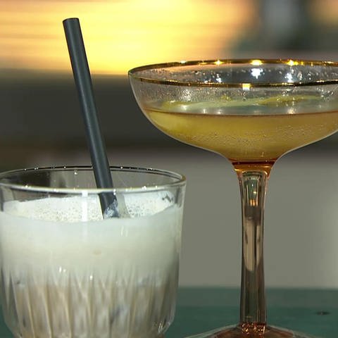 Zwei verschiedene Cocktails