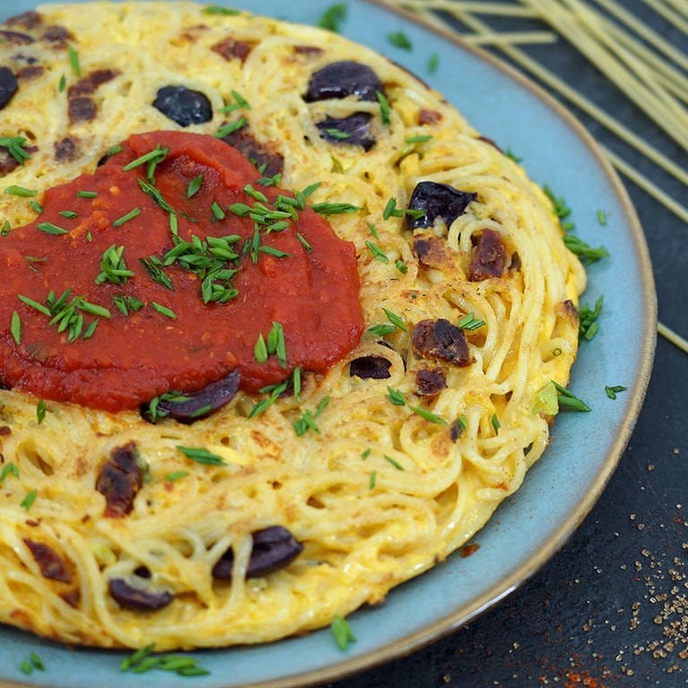 Sphaghetti-Frittata mit Lauchzwiebeln