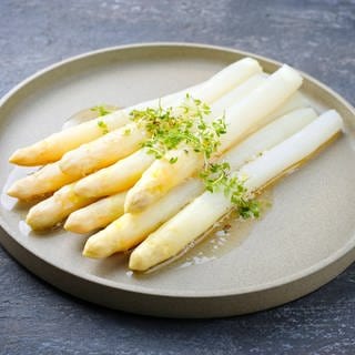 Spargel mit flüssiger Butter und Kräuter (Foto: IMAGO, IMAGO / Shotshop)