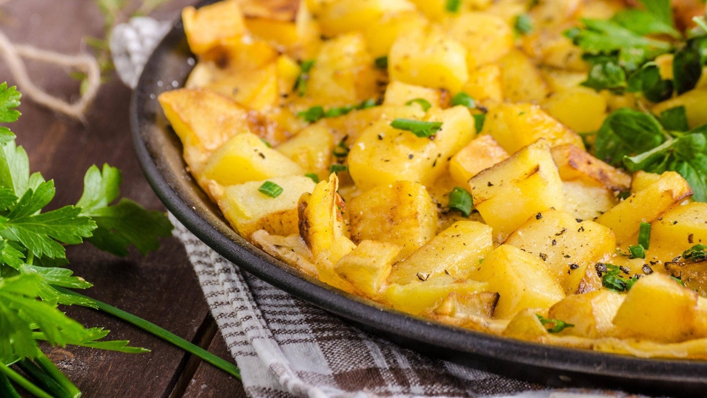 Kartoffel-Ei-Pfanne mit Frühlingskräutern - Rezepte - Kaffee oder Tee - TV
