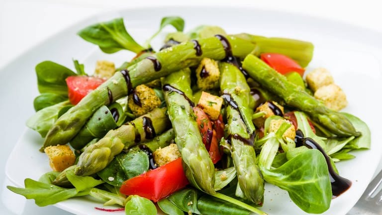 Gebratener grüner Spargel-Salat mit Kichererbsen und Walnüssen (Foto: IMAGO, IMAGO / Shotshop)