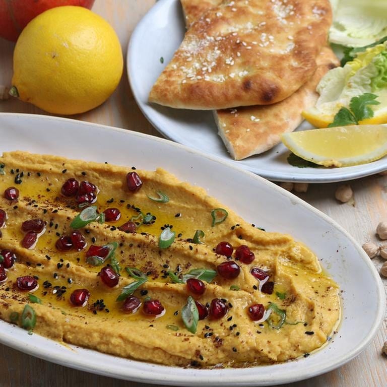 Hummus mit Granatapfel und Fladenbrot