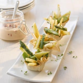 Kartoffelsalat mit gegrilltem Spargel (Foto: IMAGO, IMAGO / Westend61)