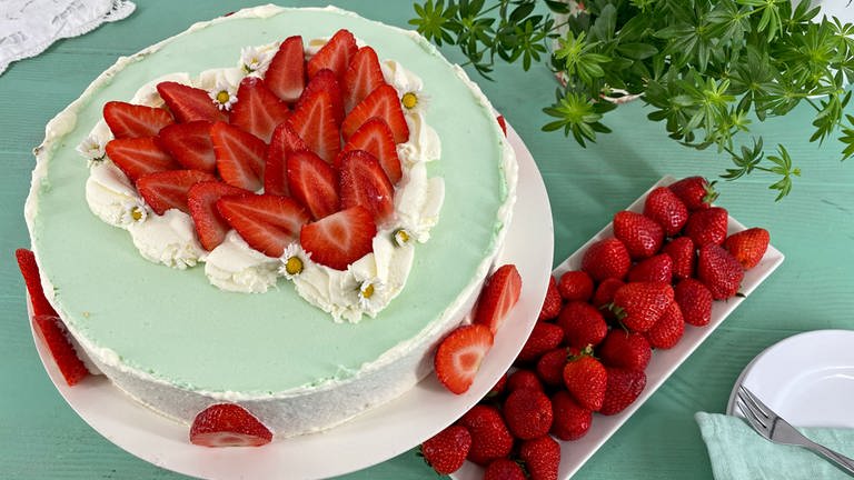 Erdbeer-Waldmeister-Torte zum Muttertag
