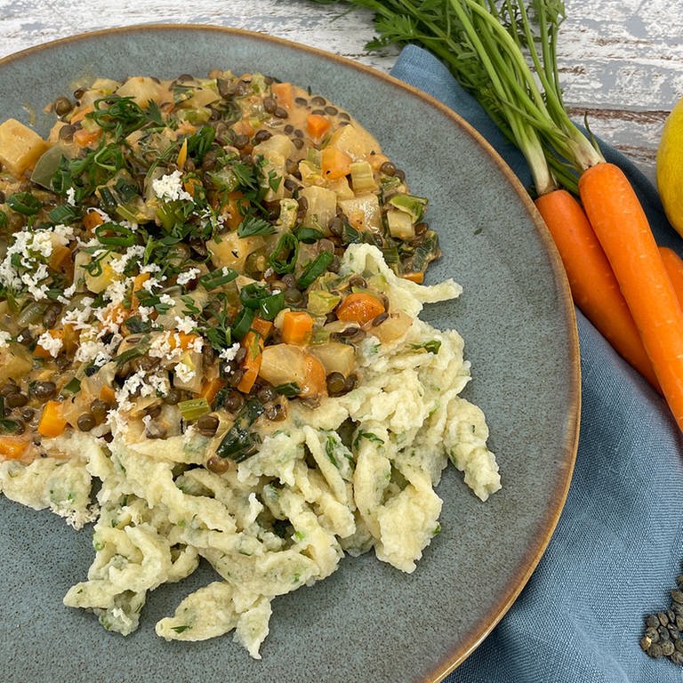 Kohlrabi-Linsenragout mit Karottengrün-Spätzle