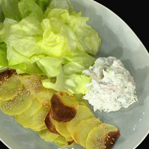 Ofenkartoffeln mit Kopfsalat und Forellencreme