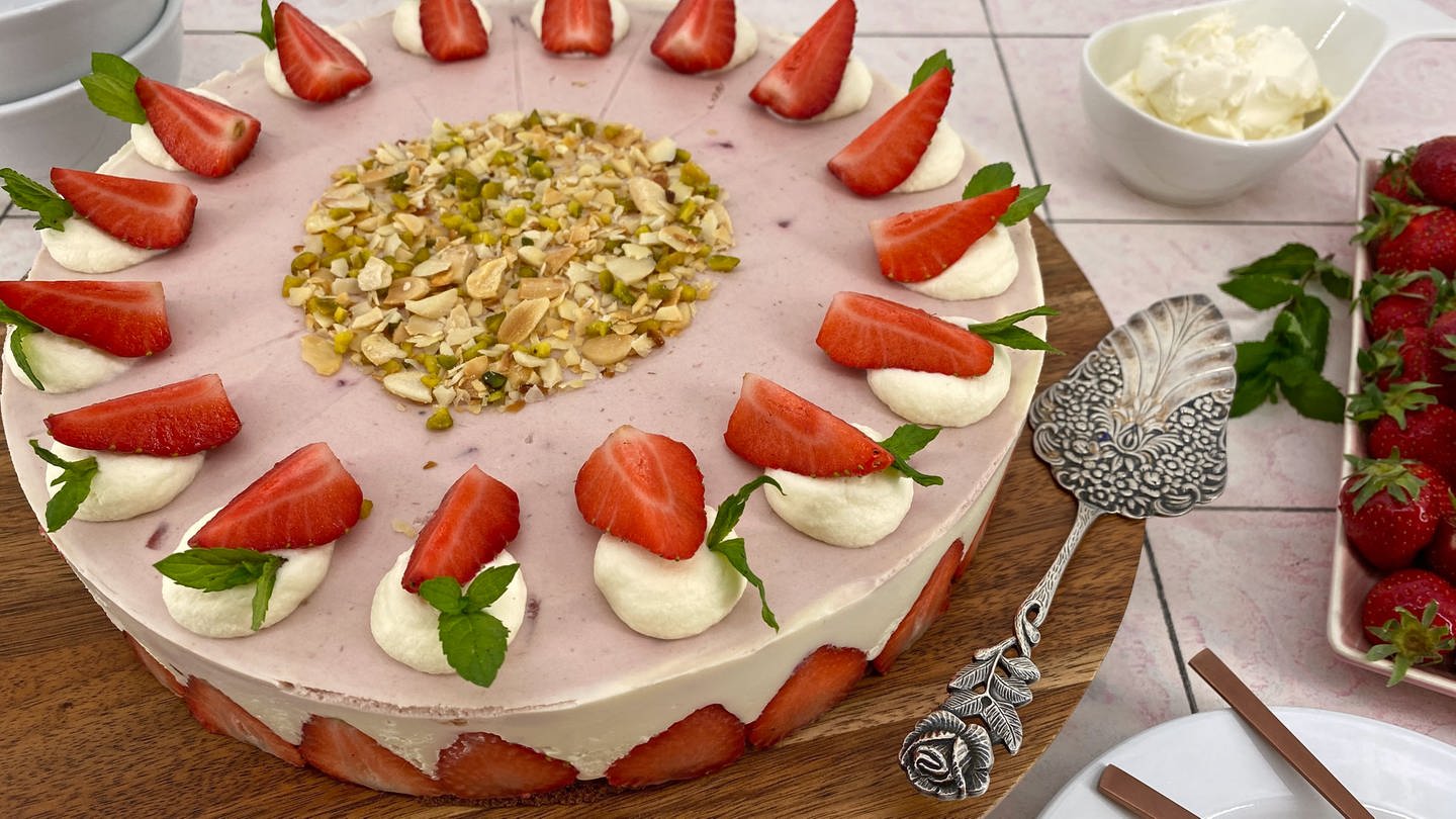 Erdbeer-Frischkäse-Torte mit Schokoboden (Foto: SWR)