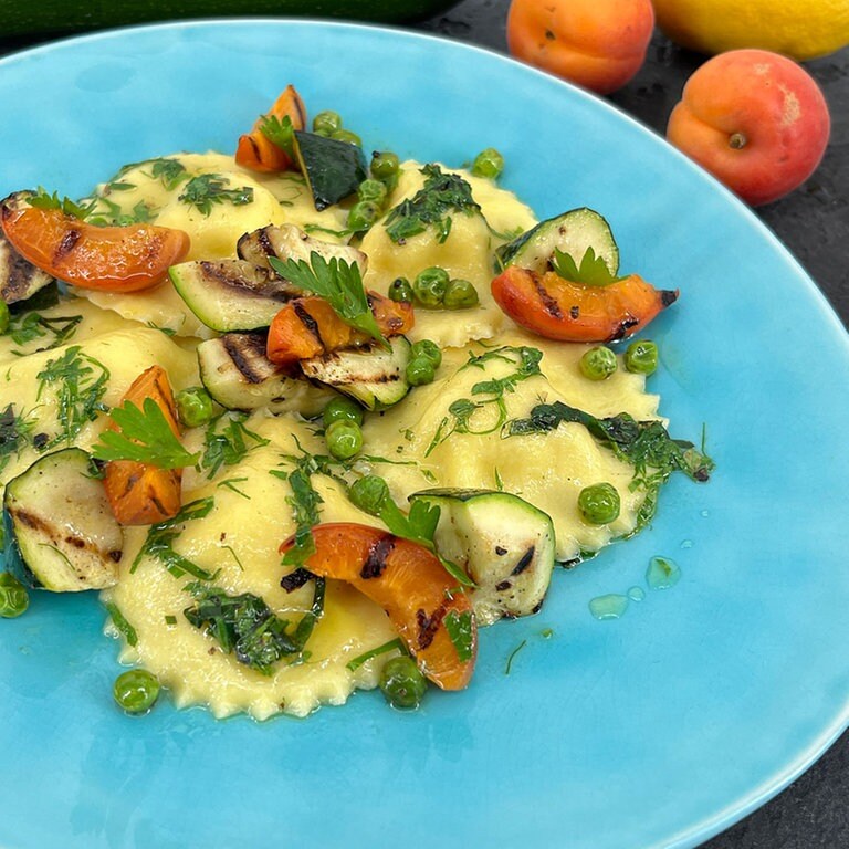 Rezept: Ravioli mit Garnelen-Frischkäse-Füllung und Kräuterbutter ...
