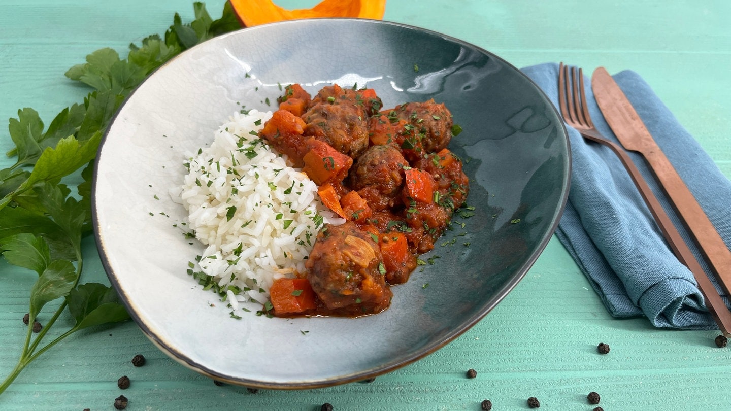 Rezept: Hackbällchen mit Zimt und Cayennepfeffer in Tomaten ...