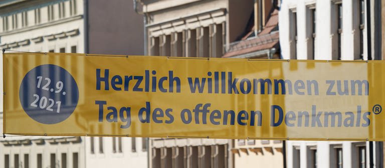 Banner mit "Herzlich willkommen zum Tag des offenen Denkmals" (Foto: dpa Bildfunk, picture alliance/dpa/dpa-Zentralbild)