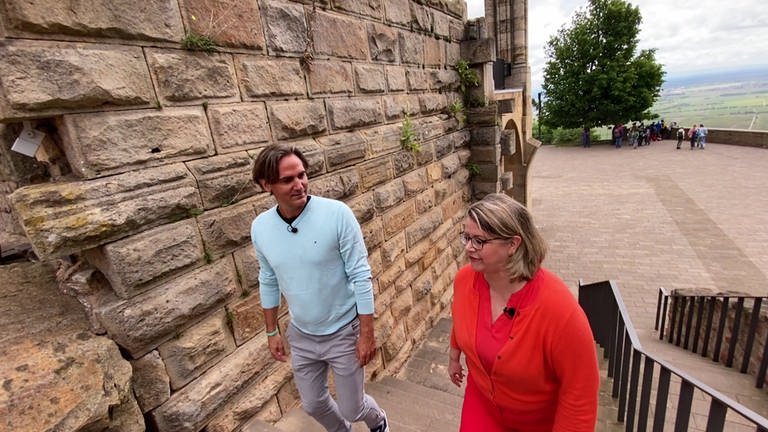 Reporter Marius mit einer Dame auf dem Hambacher Schloss (Foto: SWR)