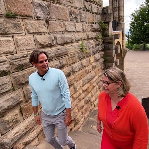 Reporter Marius mit einer Dame auf dem Hambacher Schloss (Foto: SWR)