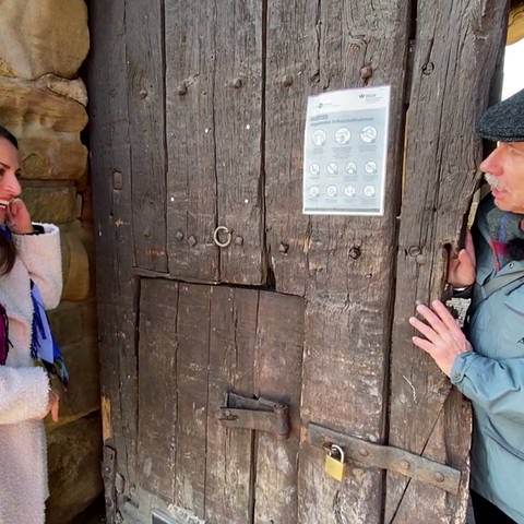 Ausflugsreporterin Alev Seker mit einem Herren auf Burg Steinsberg (Foto: SWR)