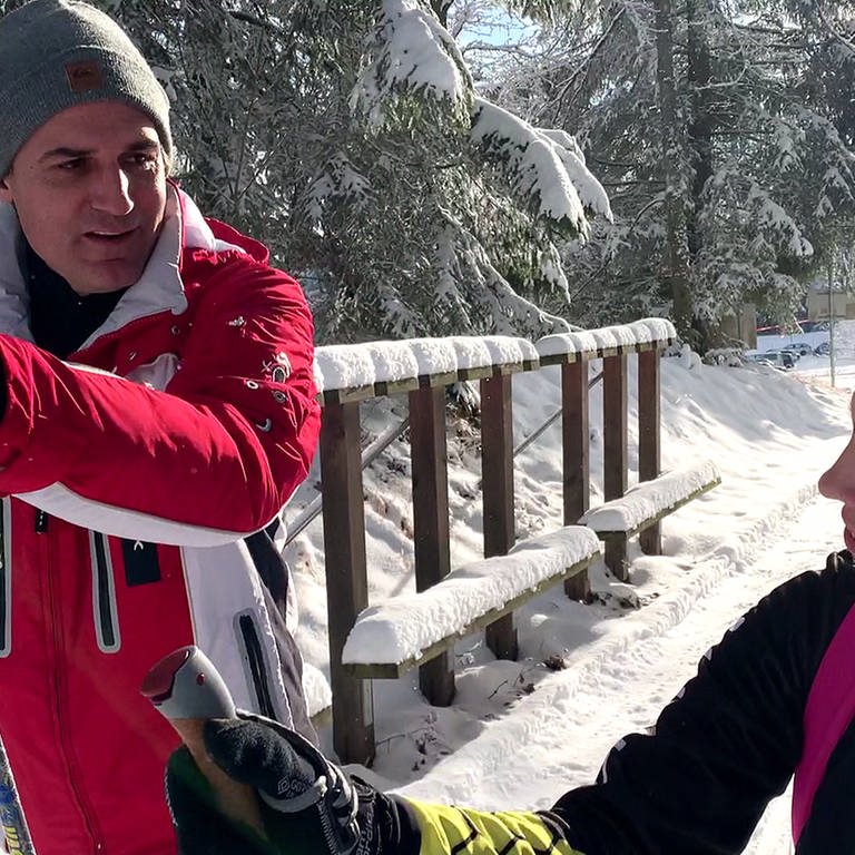 Reporter Marius Zimmermann und eine junge Frau beim Skilanglauf (Foto: SWR)