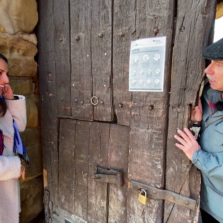 Ausflugsreporterin Alev Seker mit einem Herren auf Burg Steinsberg