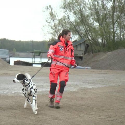 Rettungshundeführerin Samara Jones mit Hund "Mailo"