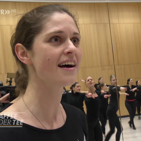 Christina Calmbacher trainiert ihre Tänzerinnen