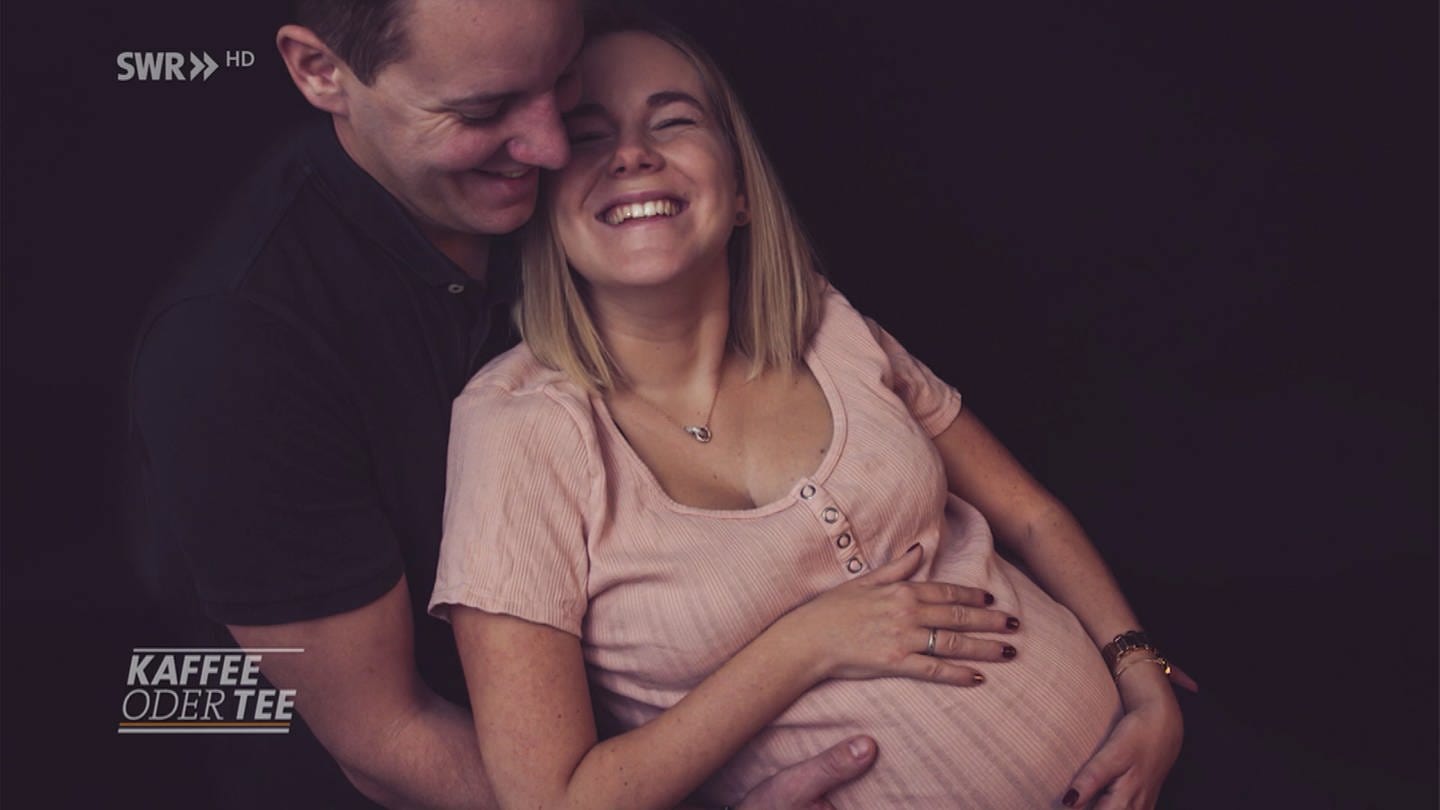 Svenja Gluth mit ihrem Mann während der Schwangerschaft (Foto: SWR)
