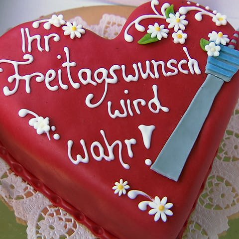 Rote Torte in Herzform mit Aufschrift 'Ihr Freitagswunsch wird wahr' (Foto: SWR)