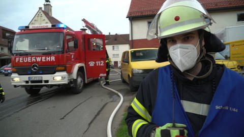 Feuerwehr im Schlosshof von Schwendi (Foto: SWR)