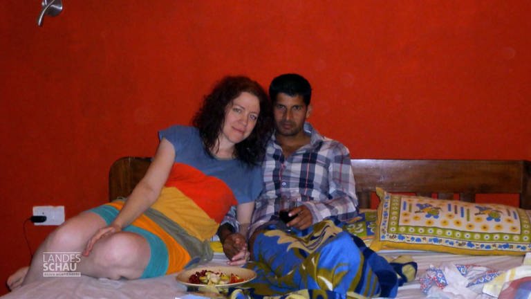 Mann und Frau sitzen gemeinsam auf einem Bett (Foto: SWR)
