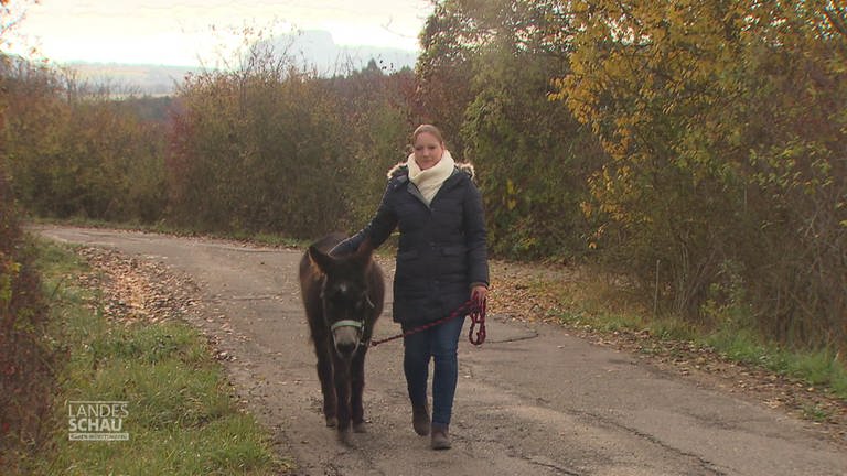 Frau geht mit Esel spazieren (Foto: SWR)