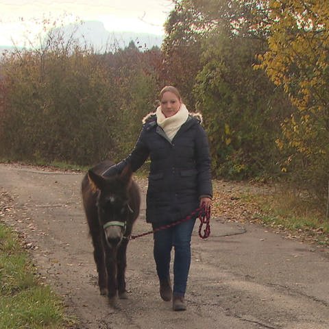 Frau geht mit Esel spazieren (Foto: SWR)