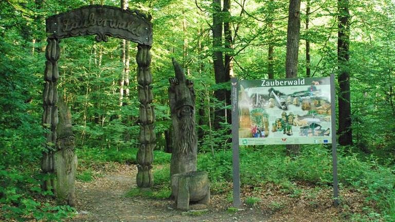 Eine Holzpforte steht am Rande eines Waldes (Foto: Pressestelle, Pressefoto Fichtenau)
