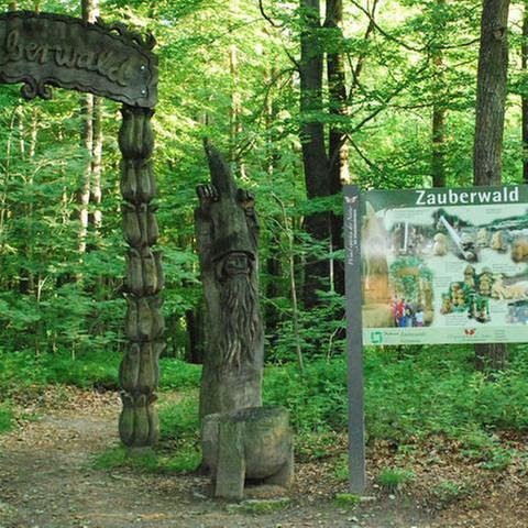 Eine Holzpforte steht am Rande eines Waldes (Foto: Pressestelle, Pressefoto Fichtenau)