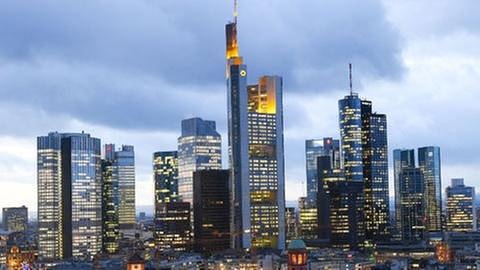 Die Skyline von Frankfurt am Main - wo fast alle Banken zu Hause sind. (Foto: picture-alliance / dpa, picture-alliance / dpa -)