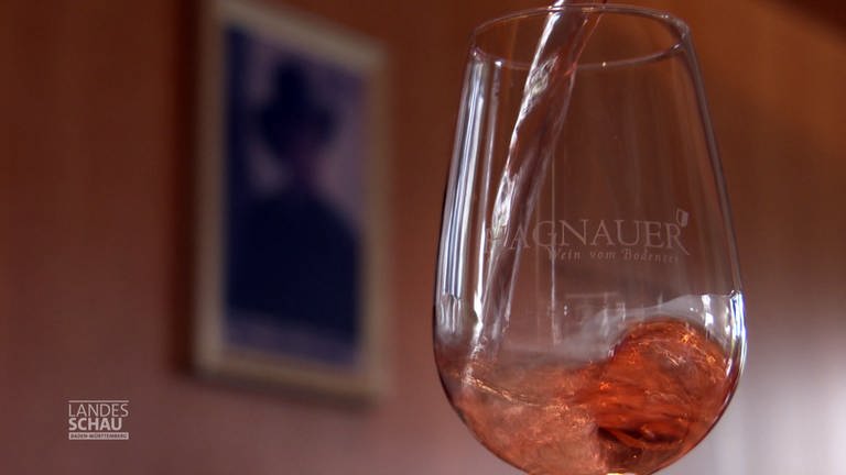Wein wird in ein klares Glas geschüttet (Foto: SWR)