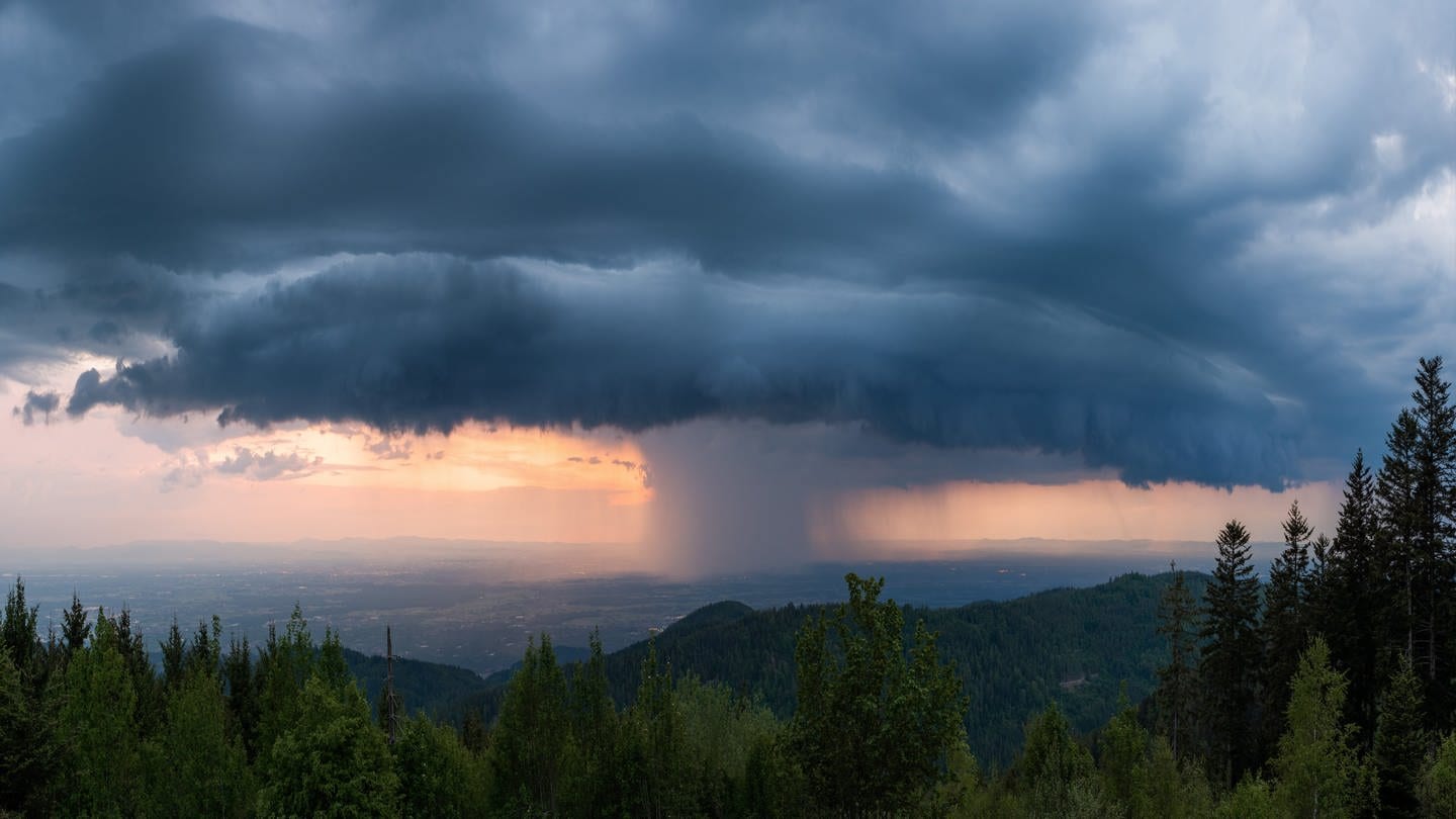 Blick von der Hornisgrinde auf ein Gewitter (Foto: SWR, Wetterfotowettbewerb, Fotograf: Maximilian Ziegler)
